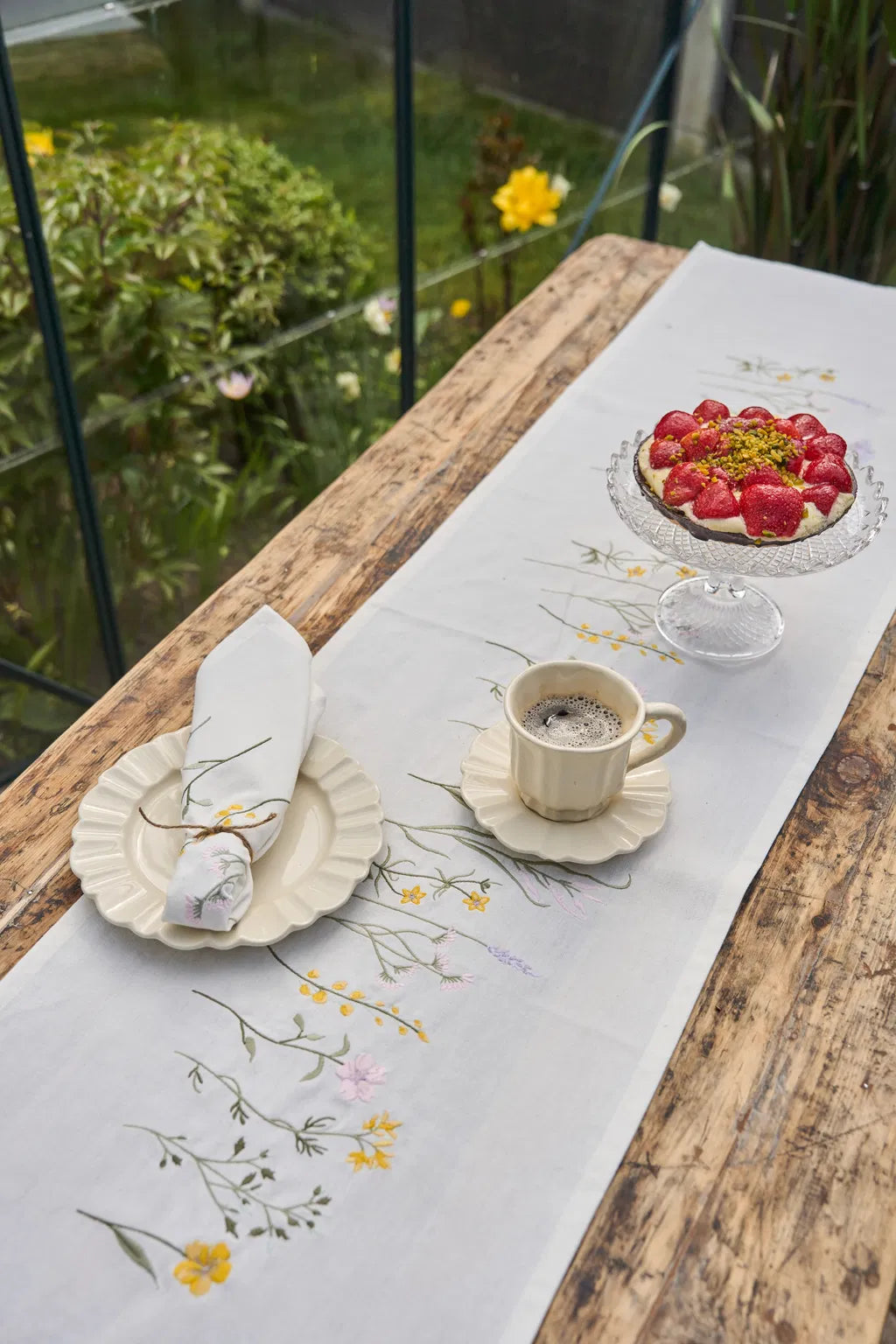 Bordløber med forårsblomster