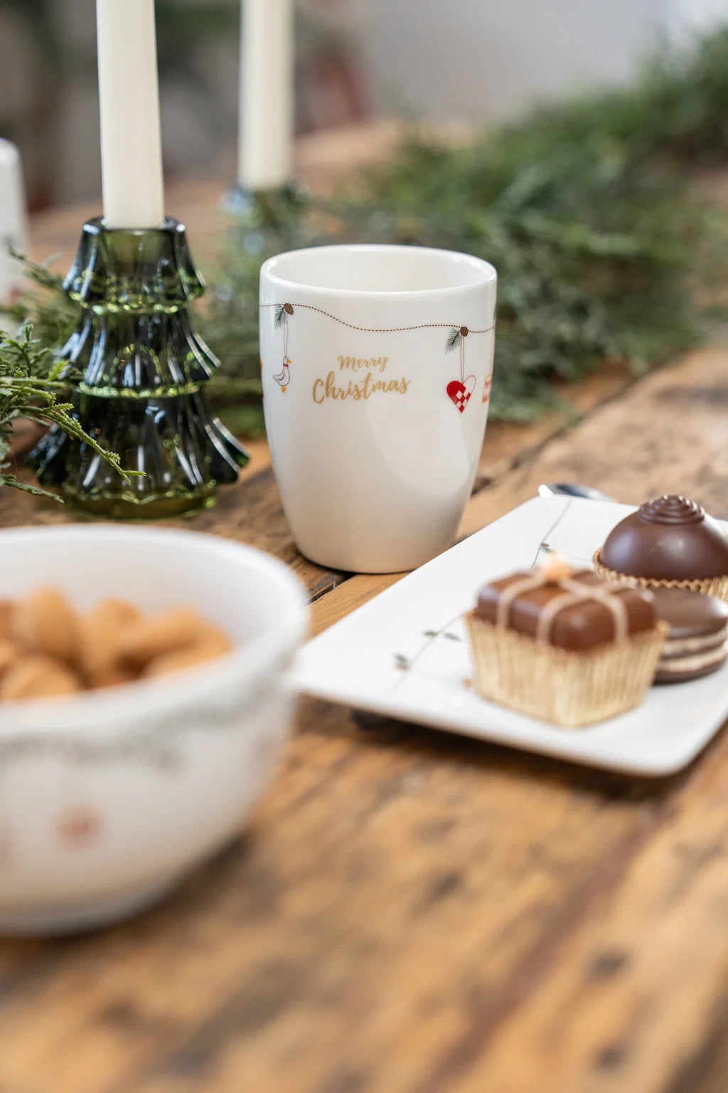 Hvid rektangulær juletallerken med julehjerte, gyngehest, tromme og julestrømpe