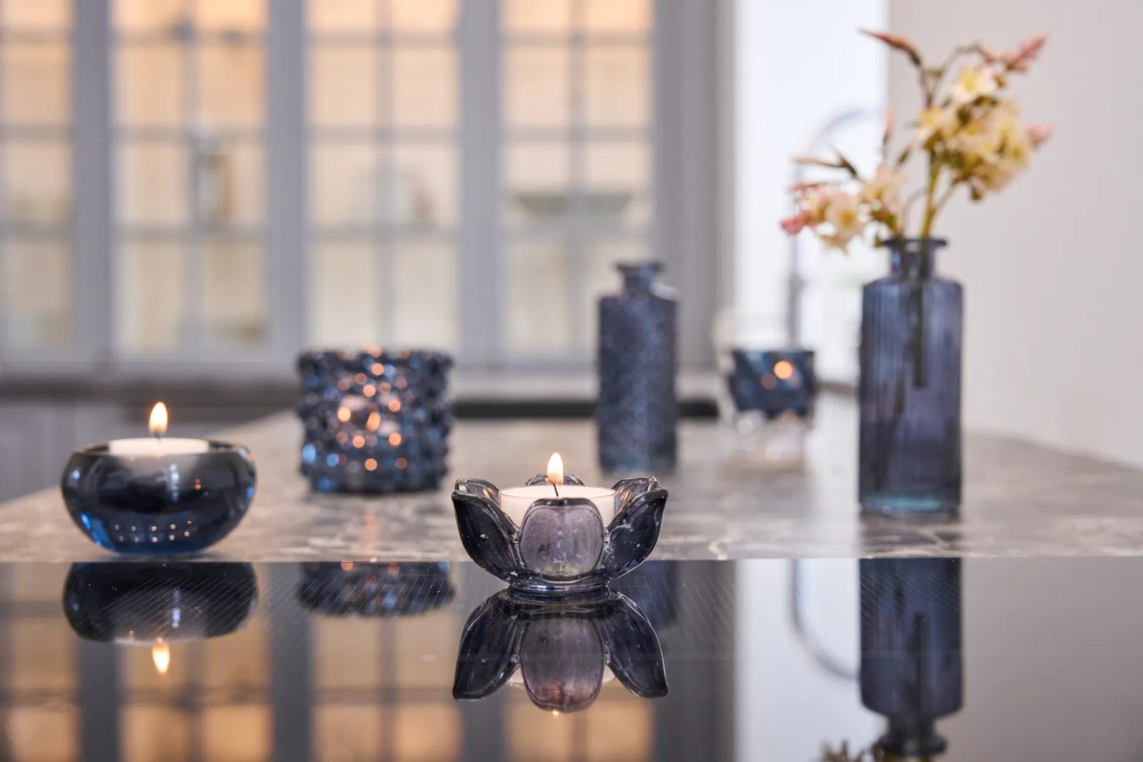 Blå Glas Fyrfadsstage i Blomsterdesign - Eksklusiv lusestage i glas