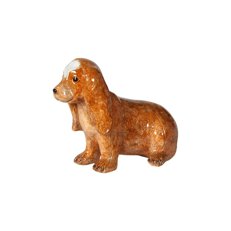 Keramisk gravhund figur i brun glaseret keramik til nordisk boligindretning – dekorativ hundefigur fra BiMe.dk