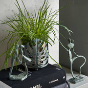 Elegant sort kyssefigur med moderne minimalistisk design – dekorativ parfigur til nordisk boligindretning fra BiMe.dk.