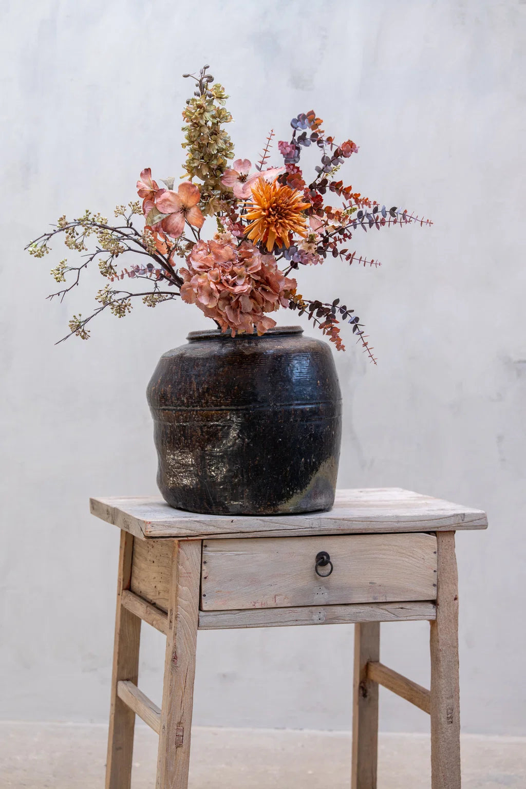 Kunstig ridderspore i rosa arrangeret i vase som elegant boligdekoration – BiMe.dk