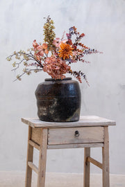 Kunstig ridderspore i rosa arrangeret i vase som elegant boligdekoration – BiMe.dk