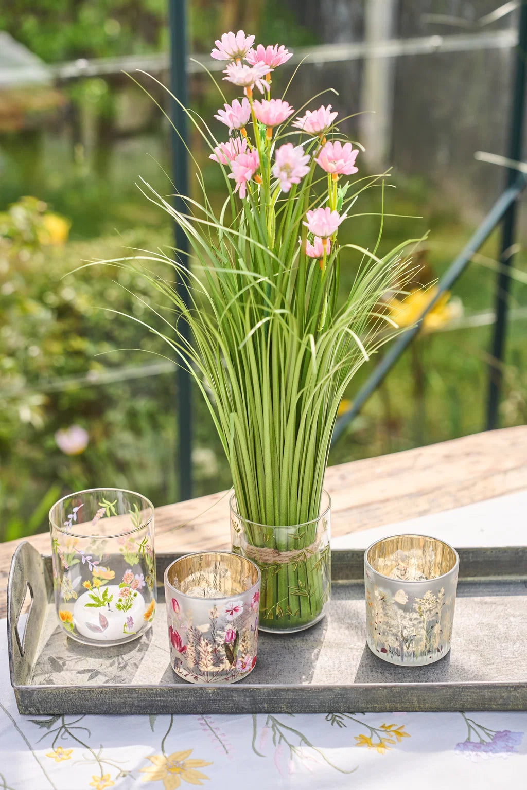 Elegant fyrfadsstage i frostet glas med blomster & guldfinish