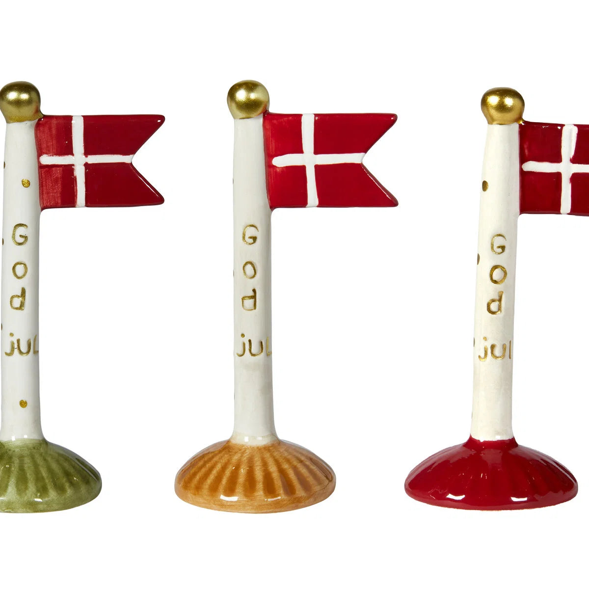 Tre juleflag med Dannebrog og gylden God jul-tekst, med grøn, gul og rød fod. Udgaven med gul fod står i midten.