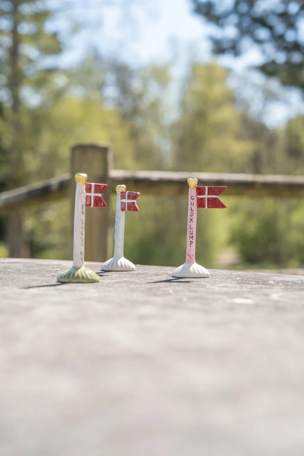 Keramisk dansk bordflag med teksten "GULDKLUMP", guldfarvet hjerte og Dannebrog – personlig gave og dekorativ boligpynt fra BiMe.dk.