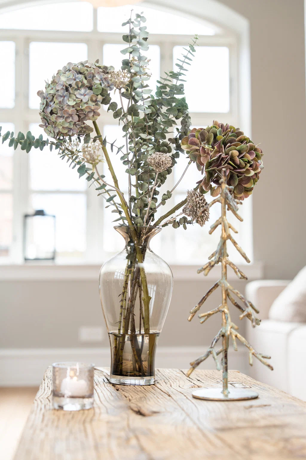 Naturtro kunstig hortensia med fyldigt blomsterhoved i grønne og rosa nuancer