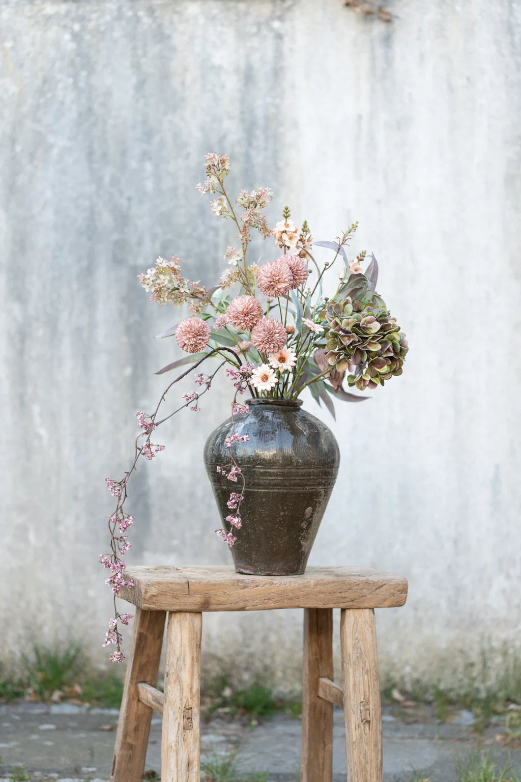 Grøn og rosa kunstig hortensia i dekorativ buket med naturtro kunstige blomster