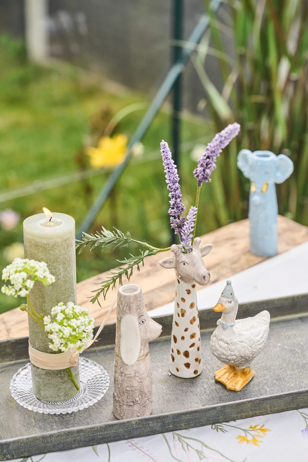 Dekorativ elefant vase i blå keramik med guld detaljer – unik boliginteriør