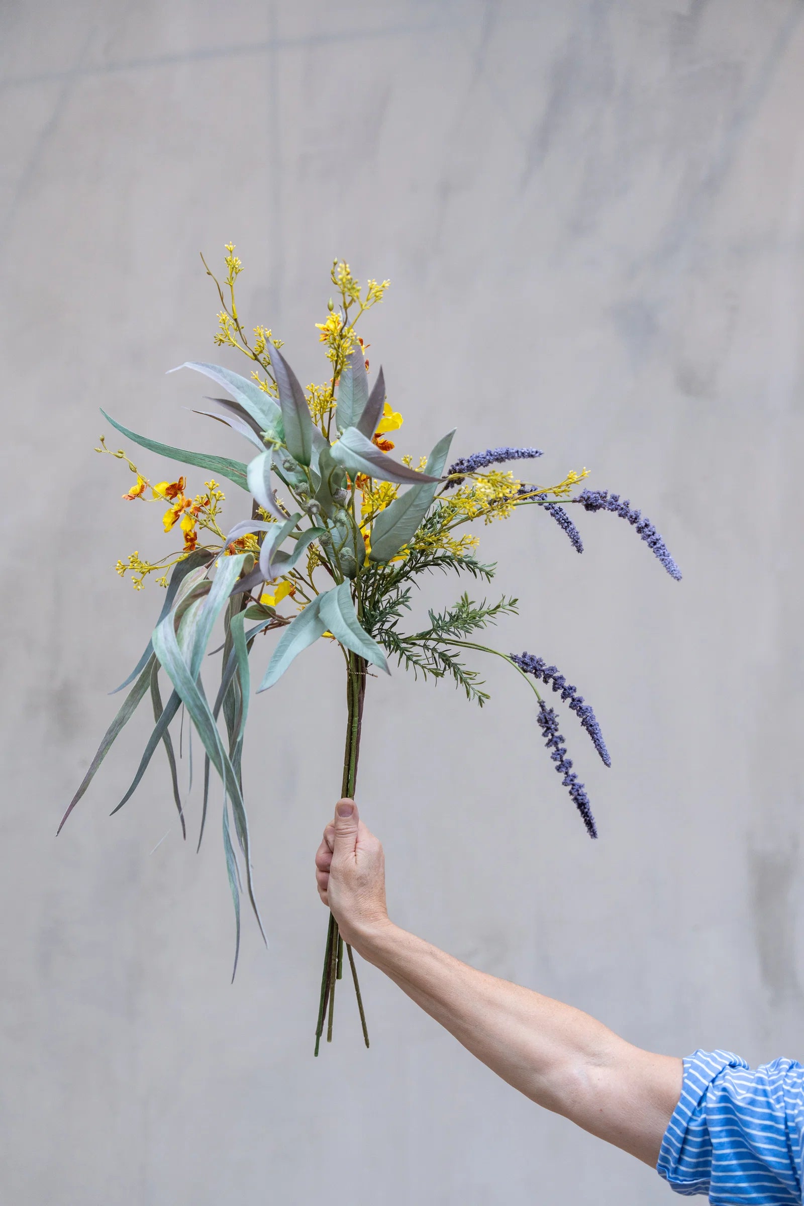 Naturtro kunstig lavendelgren med lilla blomsteraks og grønt løv – dekorationsblomst til vase fra BiMe.dk.