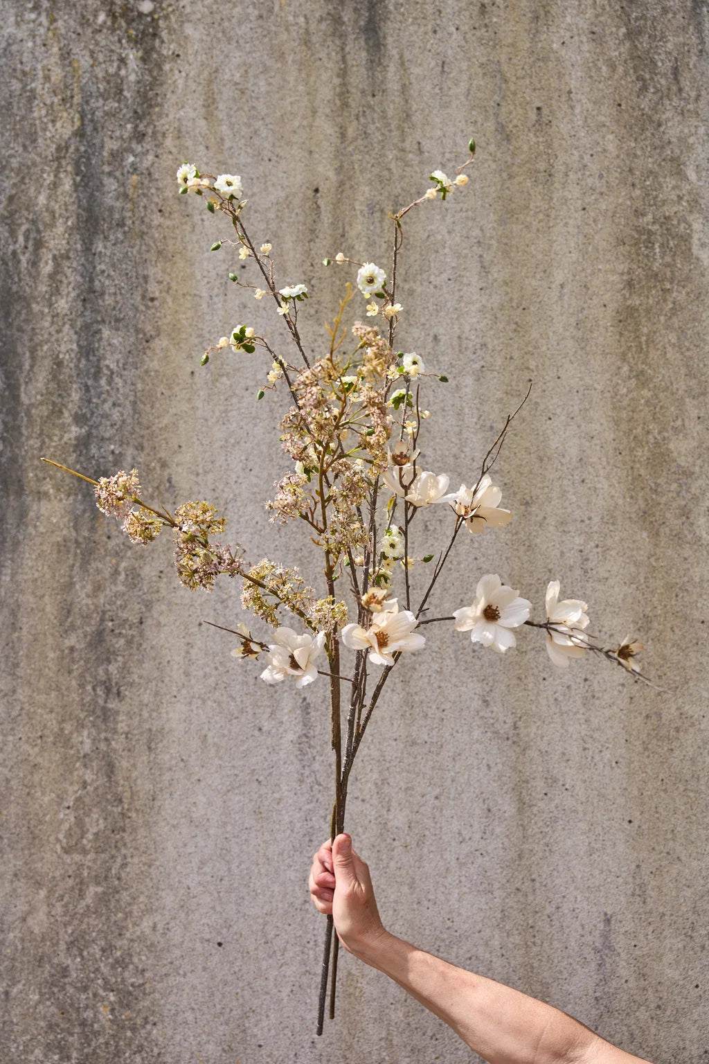 Naturtro kunstig terosegren med hvide blomster og grønne knopper – elegant blomstergren til vase og nordisk boligindretning fra BiMe.dk.