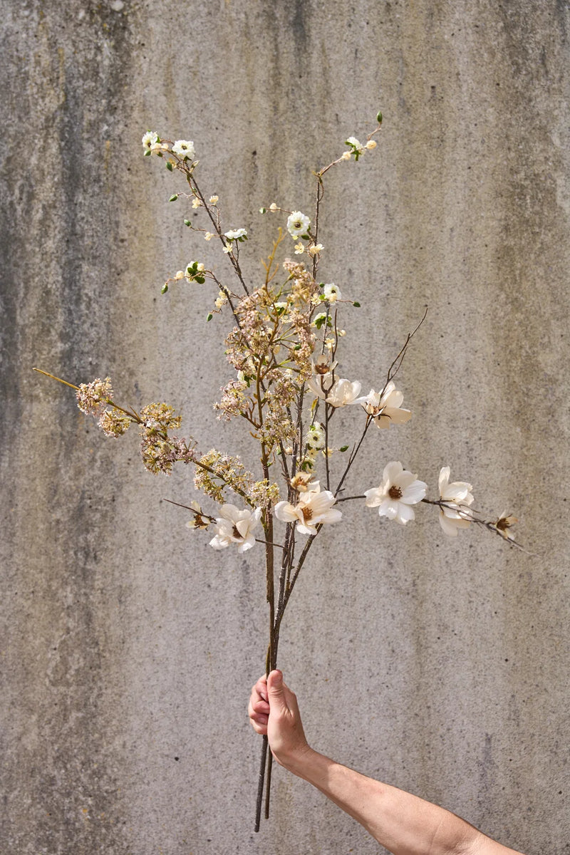 Naturtro kunstig terosegren med hvide blomster og grønne knopper – elegant blomstergren til vase og nordisk boligindretning fra BiMe.dk.