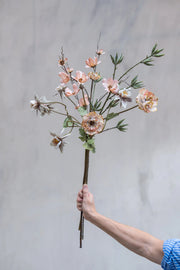 Naturtro kunstig valmuestilk med lyserøde blomster og elegante gulddetaljer – dekorativ kunstig blomst til vase og nordisk boligindretning fra BiMe.dk.