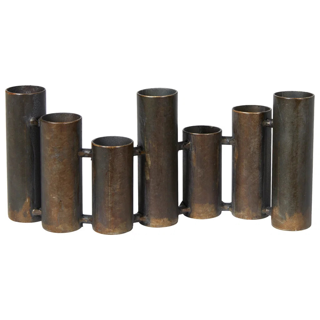 Moderne metalvase med flere cylindriske former i rustik bronze finish – eksklusiv designvase til nordisk boligindretning fra BiMe.dk.